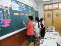 板書児童貼る